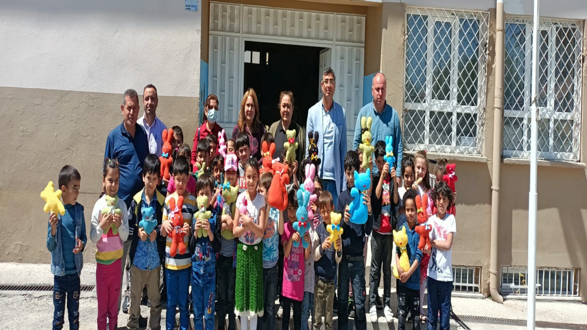 Yahya Kemal Beyatlı İlkokulu 10.000 Okul Projesi Oyuncak Dağıtımı